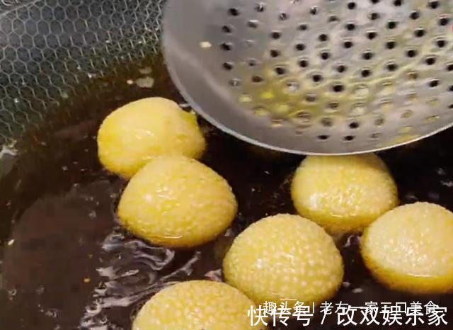 一碗糯米粉,开水一烫,教你做空心麻团,不开裂不回缩,个个空心