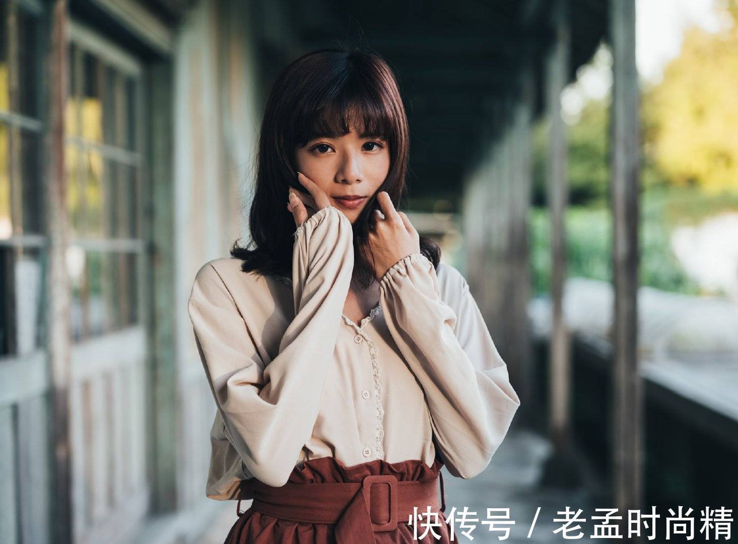 半身裙 雪纺衫设计更加优雅,下搭半身裙,展现出女性优雅文艺的气息