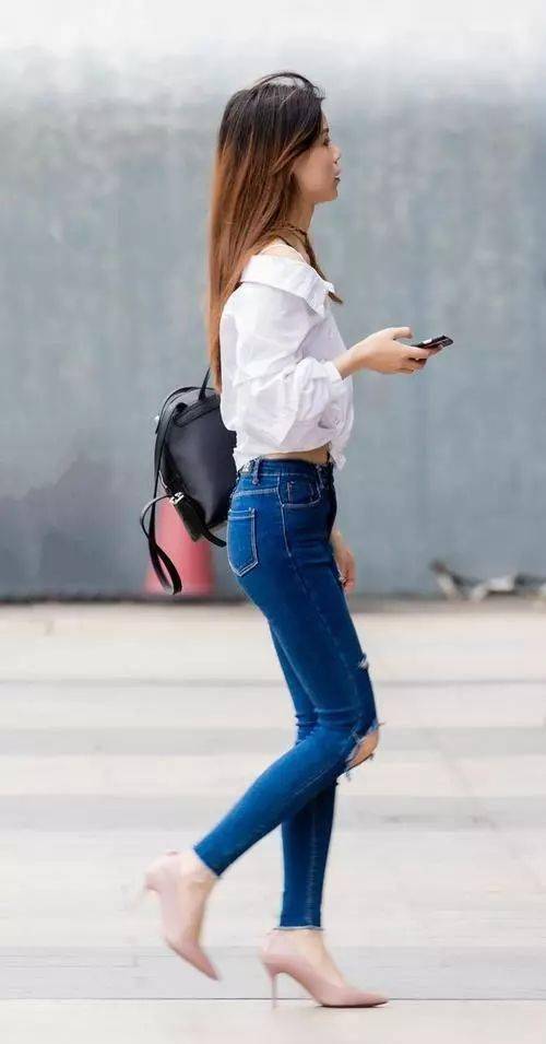 一字带 小姐姐深色风衣,搭配白色休闲裤,彰显出十分优雅的气质美