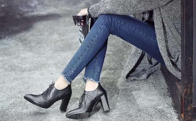 女孩子 人们只见到女性高跟鞋的漂亮,却看不见他们以便高跟鞋有多拼