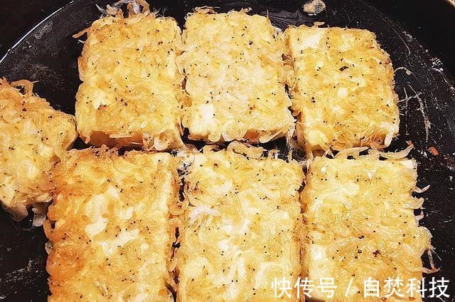 一块豆腐，一把虾皮，就能做出饭店的招牌菜，外酥里嫩，真馋人