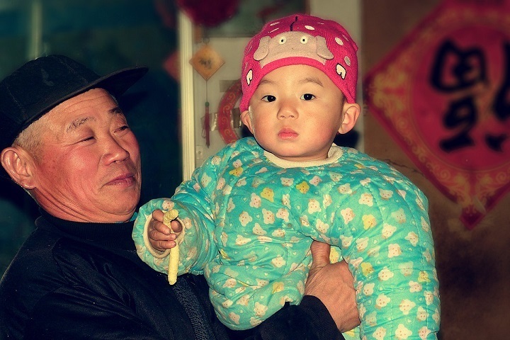 父母|孩子到了这个年龄段,老人就该“撤退了”父母亲自带才最好