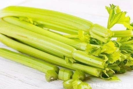 腌芹菜用上此方子，酸辣脆爽又入味，腌一晚上就能吃，特实用
