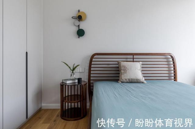 胡狸|她以逆向思维,用餐桌代替茶几,入住后,发现出奇的好用