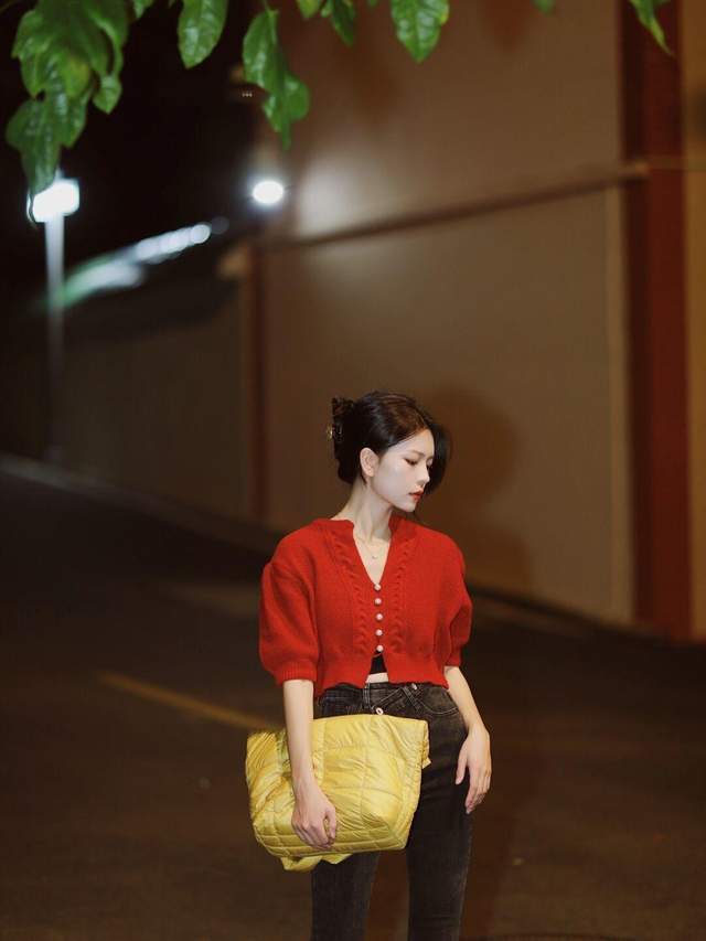 上身 秋冬季节想要穿出氛围感,红色毛衣搭配牛仔裤,高级又显气质