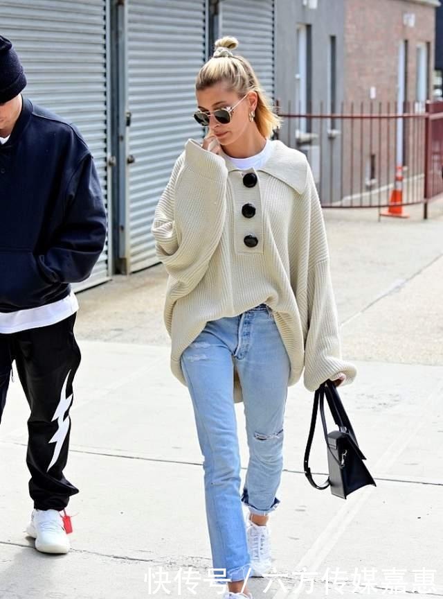 显瘦|最近火了一种显瘦的穿法,挑大一码的毛衣这么穿,藏肉还时尚