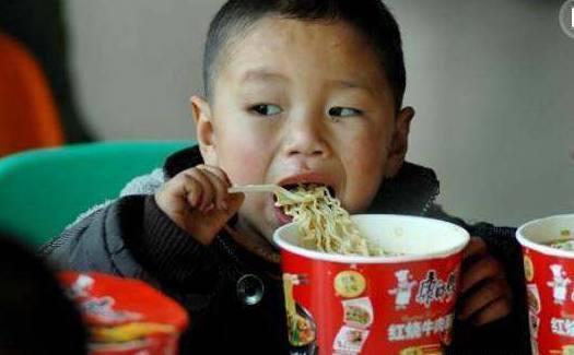 奶奶|8岁男孩因奶奶一周5次的“416”不长个,儿科医生:个矮有原因的