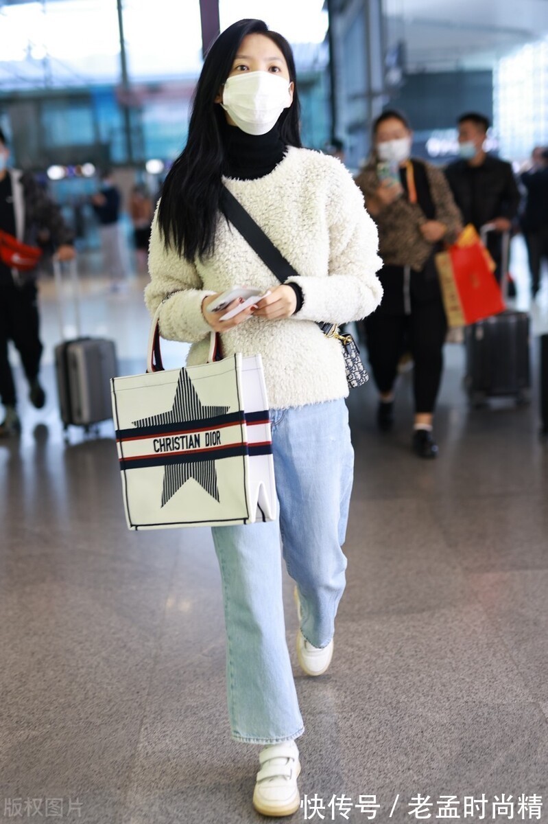 毛衣|章若楠清新减龄街拍,黑色高领打底衫配米白色毛衣,温柔又温暖