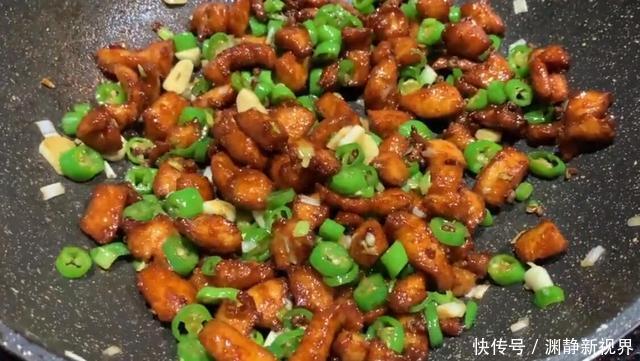 家常|教你家常青椒炒鸡胸肉,酥脆爽口,香辣下饭,一大盘不够吃