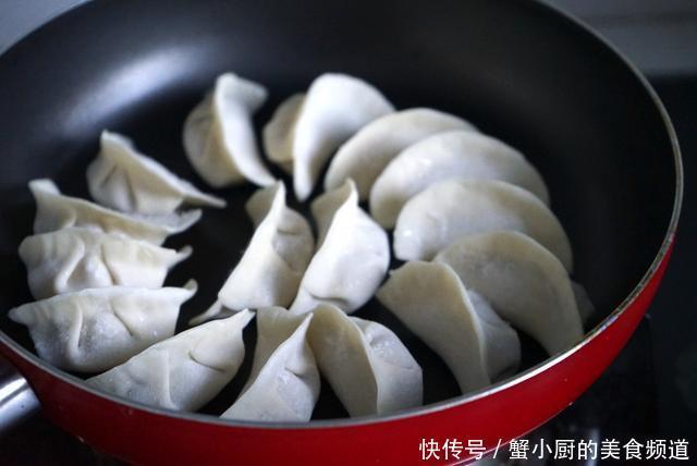 天冷就配来一锅大白菜猪肉馅饺子，真的很过瘾