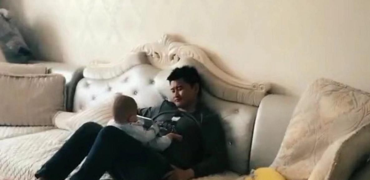 话费|“享受奶爸”带娃走红,把宝宝当成了手机支架,网友:话费送的