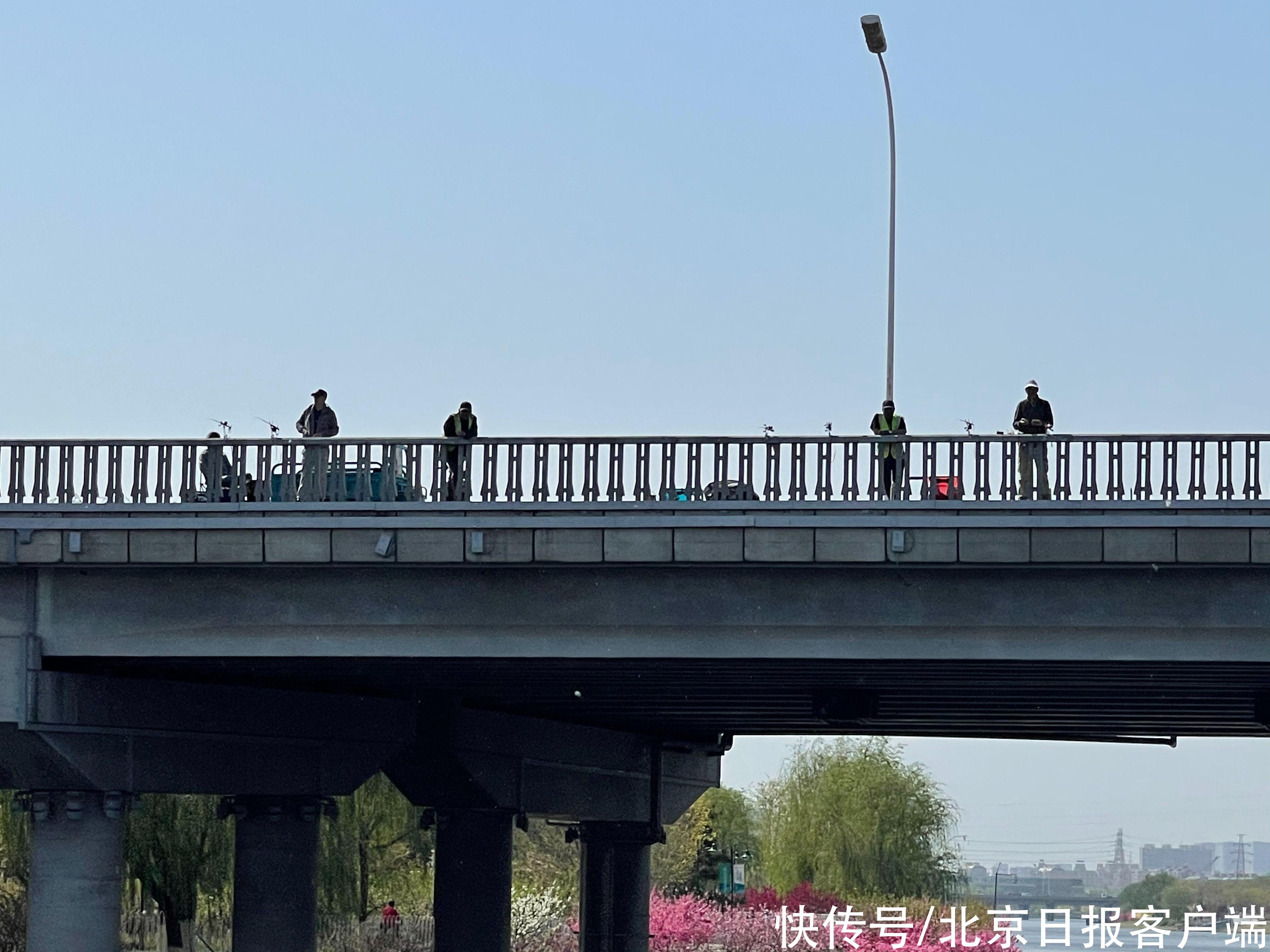 人在船上坐，钓线天上来，大运河桥上悬空钓鱼太危险