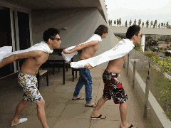 |搞笑GIF:当时妹子就急哭了 再也不穿裙子玩单杠了