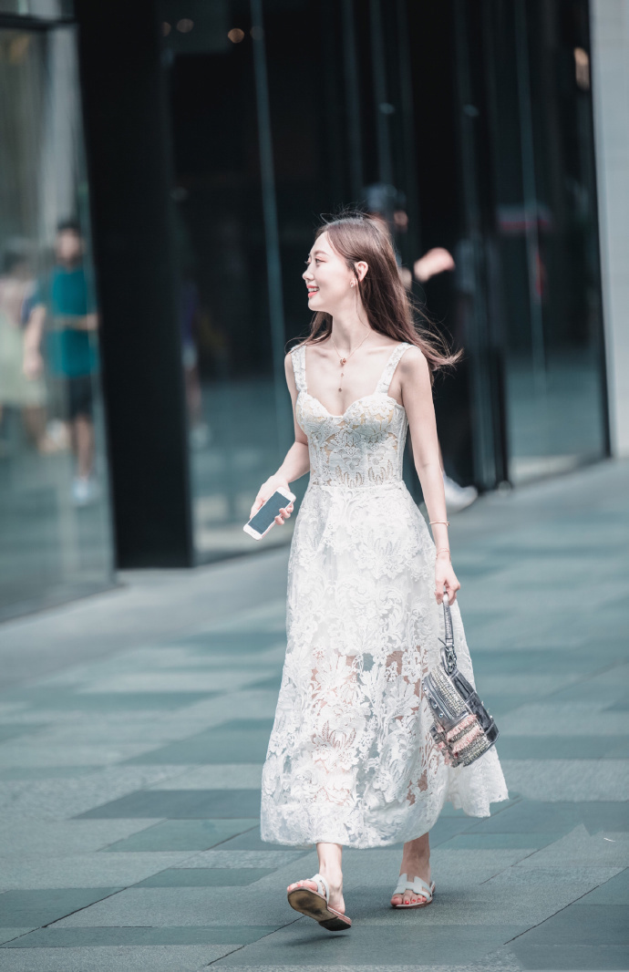 清纯|路人街拍一袭白色蕾丝公主裙的小姐姐,性感又不失清纯!