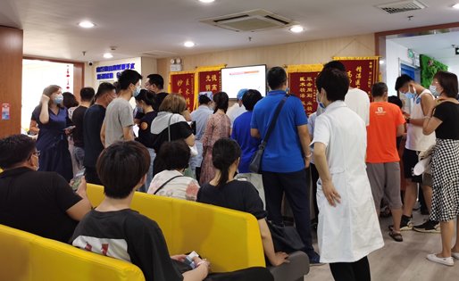 视力|高考结束考生扎堆摘镜,记者实地探访近视手术医院