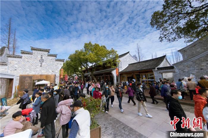 中薪|每逢佳节胖三斤 浙江千年古县城闹新春传统美食受追捧