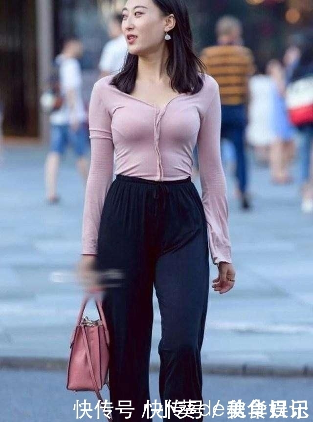 街拍小姐姐穿着紧身运动裤,清纯活泼的气息,尽显运动美感