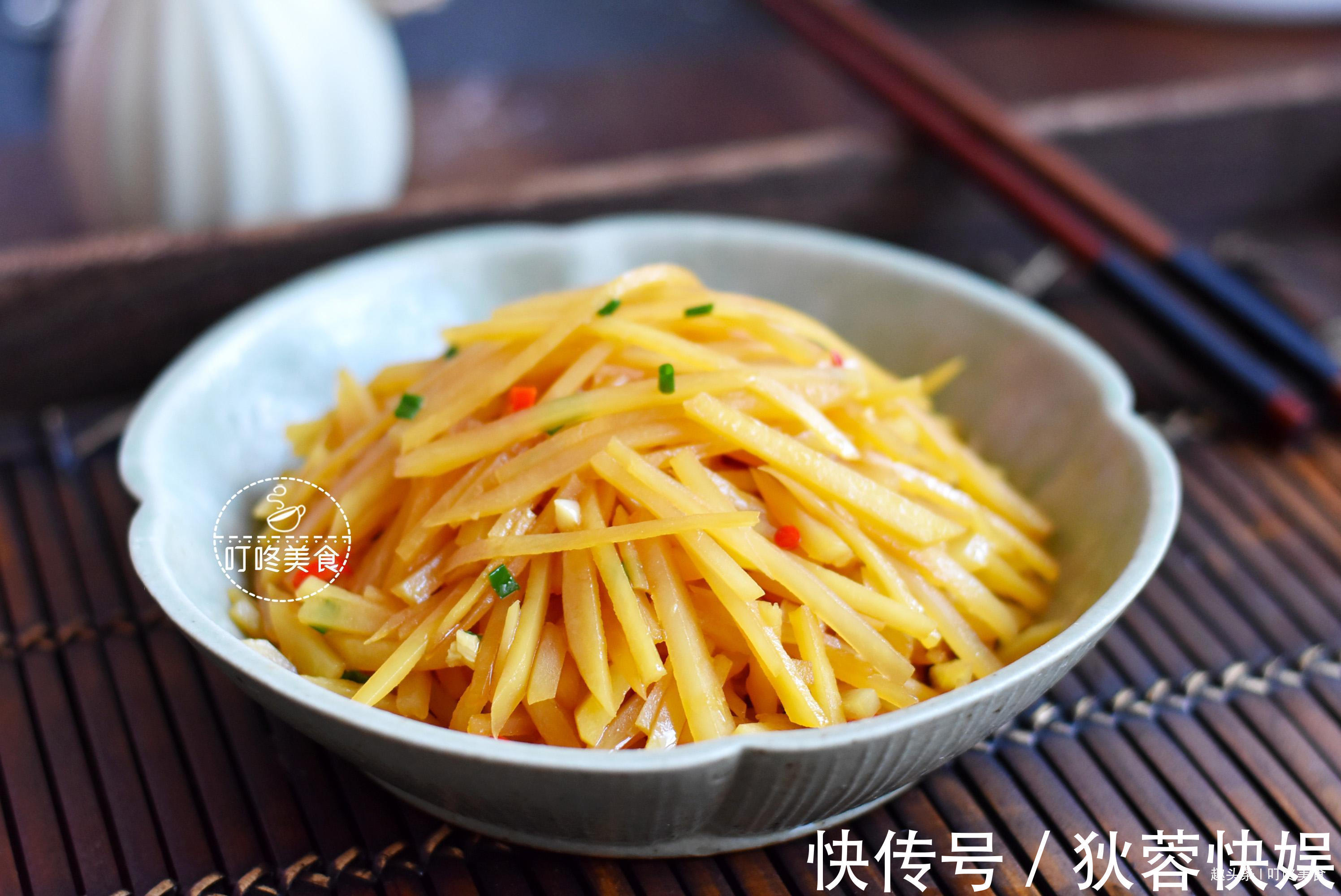 土豆丝别只会炒了,教你简单一焯一拌,清脆爽口,比炒的还好吃