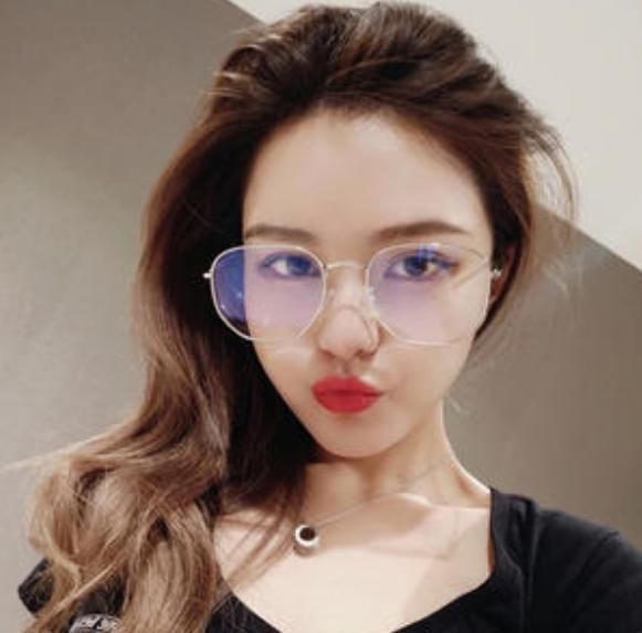 适合|脸上有这3个“优势”的女生,最适合戴眼镜,难怪追求者爆棚