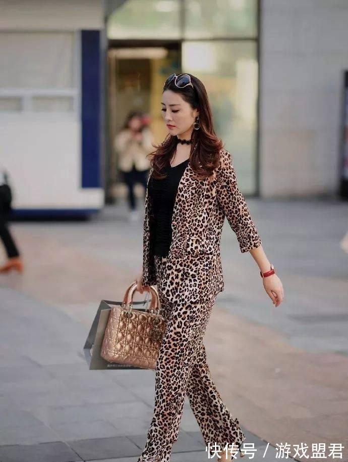 高跟鞋 小姐姐脚上搭配上一双防水台的高跟鞋,增加她身上的女人味气息