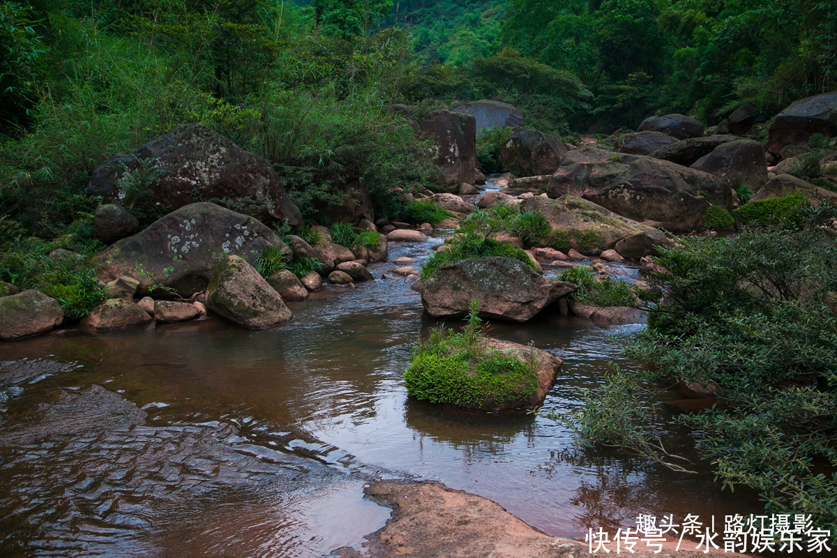 峭壁|神秘的丙安古镇，吊脚楼建在悬空峭壁之上，明清建筑的活化石