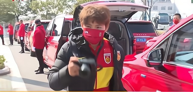 警车|扬眉吐气!警车+20辆红色SUV送行中国女足,水庆霞透露发展计划