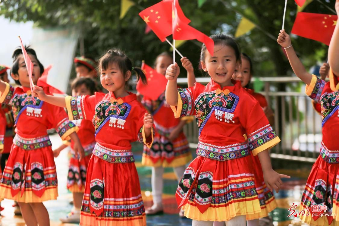 川南幼儿师范高等专科学校#【光明图刊】多彩形式迎国庆佳节