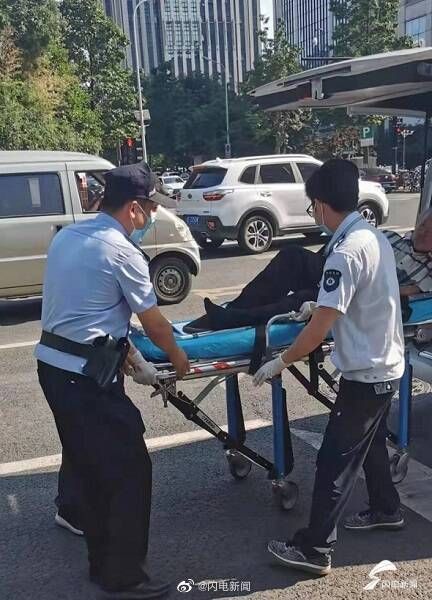 姐姐|63岁老人找70岁姐姐途中晕倒 民警及时送医