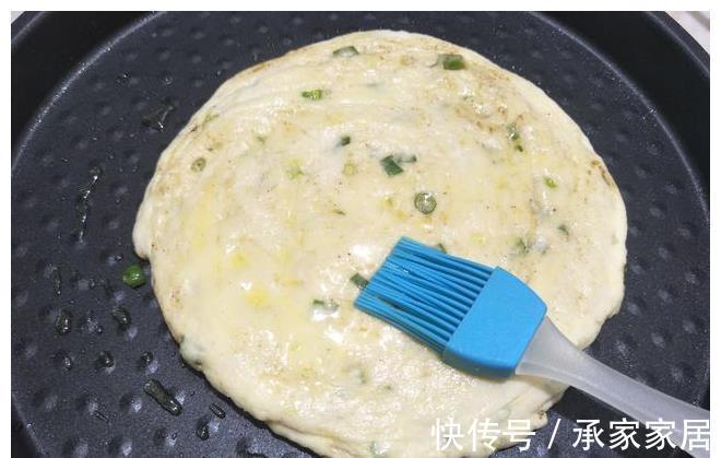 小葱|懒人早餐饼火了，面团一和，加把葱花，外酥里嫩，比吃油条香