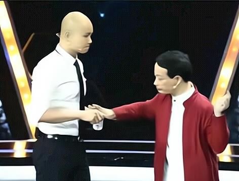 乐嘉首次公开露面，直播间潸然泪下，对《超级演说家》余怒未消