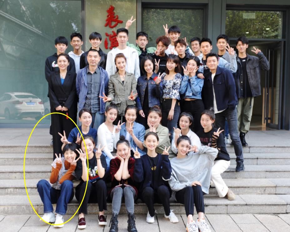 张子枫北电班级大合照，我却注意其他四位小明星，这个班藏龙卧虎