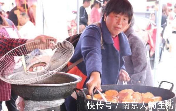 一家三口卖小吃,天没亮就出摊,顾客抢着买,卖光150斤就回家