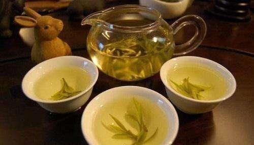 热量|经常喝柠檬水可以瘦身?营养师辟谣:2种水都起不到“减肥效果”