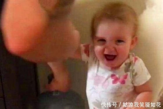 声音|这位宝宝不一般!手被卡在水桶中,父亲赶来帮助时,却笑出了声音