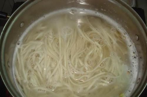 煮面条,“最怕”开水下锅,很多人都不知道,难怪面条起坨不劲道