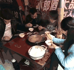 |搞笑GIF:你永远不知道 女生为了减肥对自己有多狠