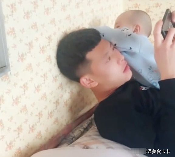 爸爸|这就是爸爸带孩子,一边玩游戏一边带娃,妈妈在一旁要气炸了