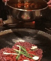 |搞笑GIF：你这真是太忙了，还要拎东西还要打电话还要抓着孩子！