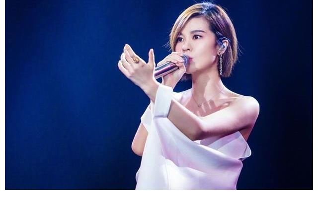 從最佳女歌手到時(shí)光莊主，再到央視音綜導(dǎo)師，這一年郁可唯開了掛