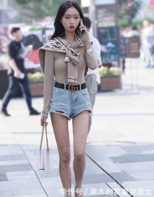 斗篷 灰色长袖搭配浅色牛仔裤,清新可爱,个性十足!