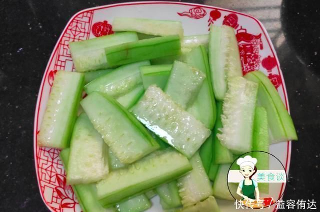 丝瓜和它是天生一对,蒸一蒸8分钟出锅,鲜到流口水,简单又营养