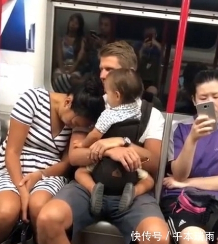 女乘客|宝宝跟爸爸坐地铁,女乘客睡着头靠在爸爸肩上,宝宝的反应太逗了