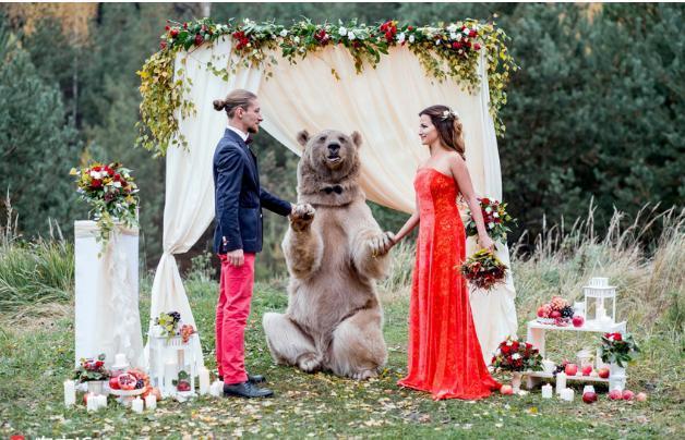 人大跌眼镜|“巨人新娘”身高1.9米,本以为只能看背影,奈何一眼误终生