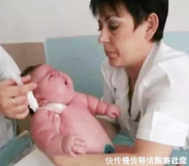 丈夫|国外孕妇孕期体重高达500斤,生出35.68斤的巨婴娃,丈夫脸都绿了