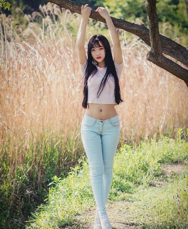 版型 紧身牛仔裤美女,时尚帅气还很有潮流范,还凸显出美好的曲线身材