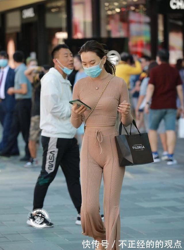 皮质 文艺清新的打底裤穿搭更加吸睛夺目,开启优雅靓丽模式,清凉大气