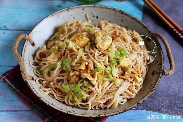 营养|天热,试试面条这吃法,蛋菜营养一锅省事,网友三十年没吃够