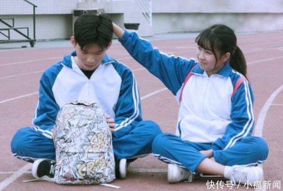 小情侣|校长“定制校服”火了,不能帮助孩子学习,却能防止早恋