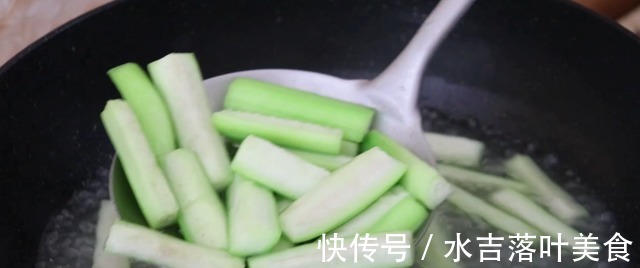 做法|丝瓜别再炒着吃，教你1个新鲜做法，简单美味，营养不流失！