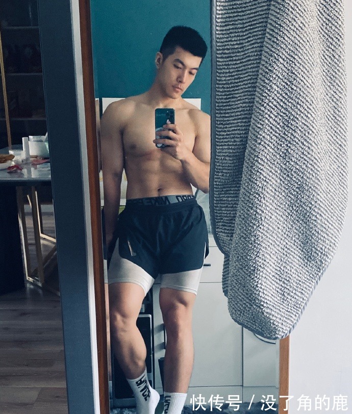 麒麟臂|爱健身的90后,胸肌发达麒麟臂健壮,在健身房常丢衣服!